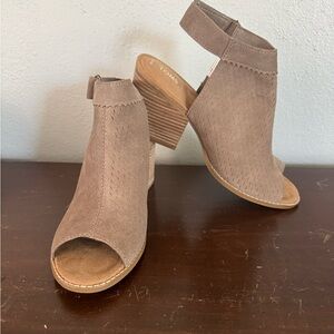 Toms Grenada Women's Taupe/Gray Sandals Suede/Perforated. 10